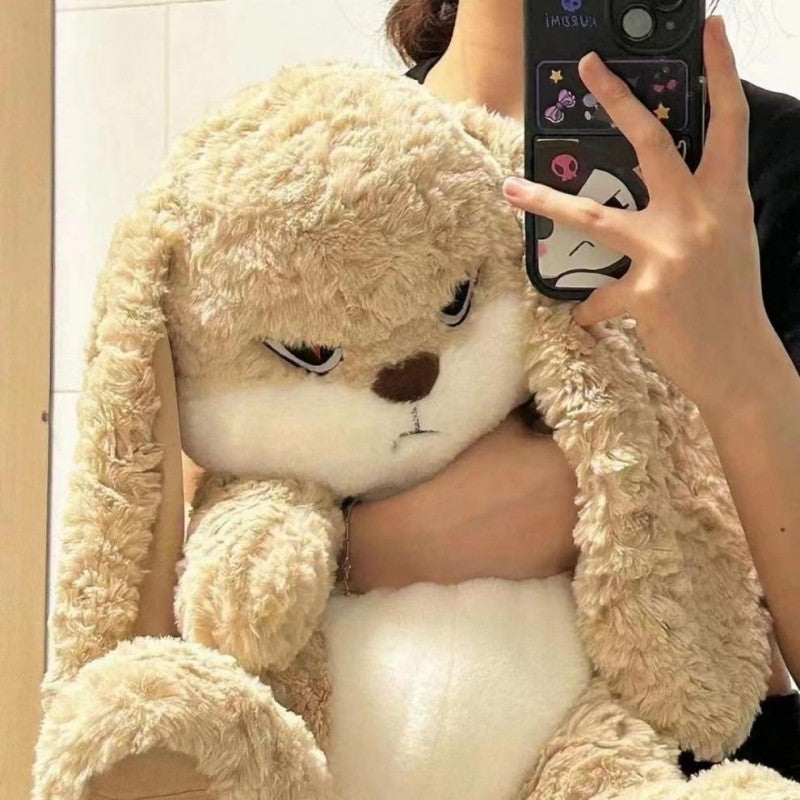ados tient son lapin peluche beige dans les bras