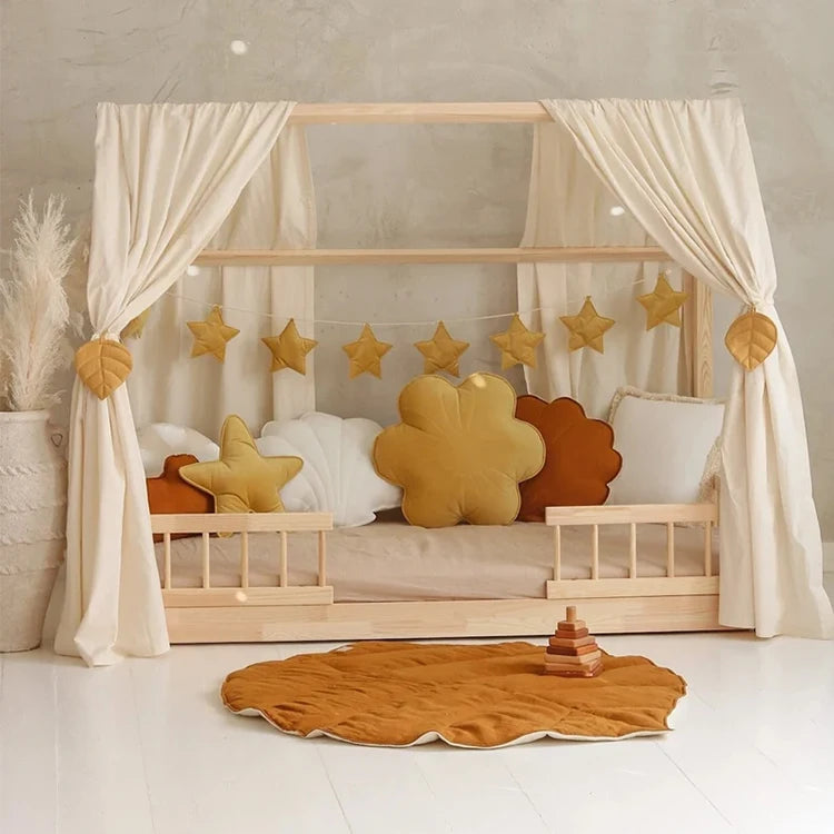 ciel de lit lit cabane beige dans chambre