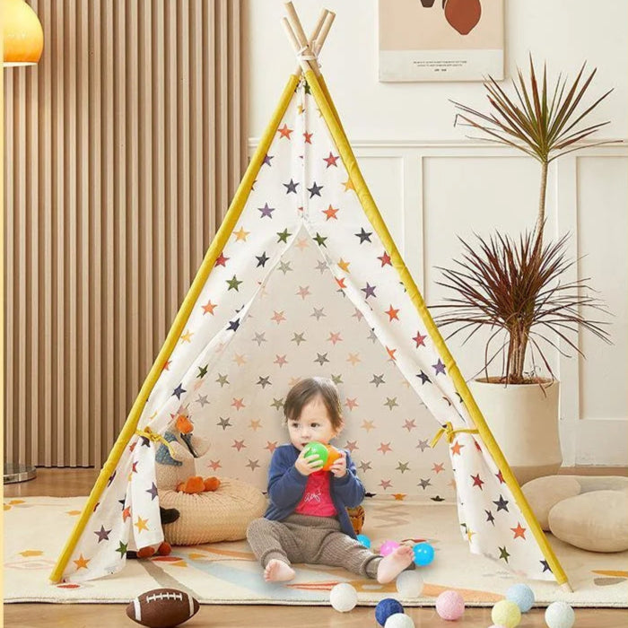enfant dans tipi avec motifs en etoiles colorées
