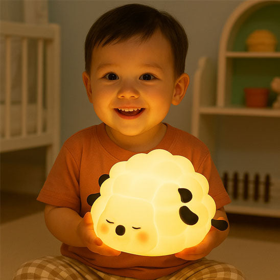 enfant joyeux avec veilleuse mouton muelamp