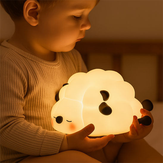 enfant porte sa veilleuse mouton muelamp