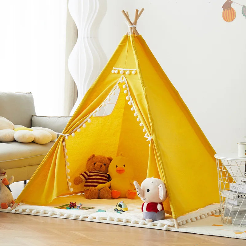 tente tipi enfant jaune en tissu solide installe avec peluche