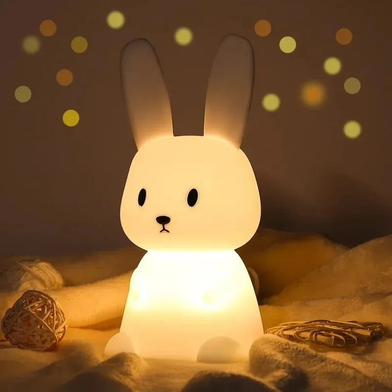 veilleuse lapin RabbitLight au bord du lit