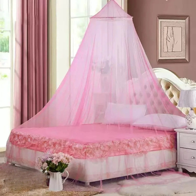 Ciel de lit en maille rose qui transforme l'ambiance de la chambre