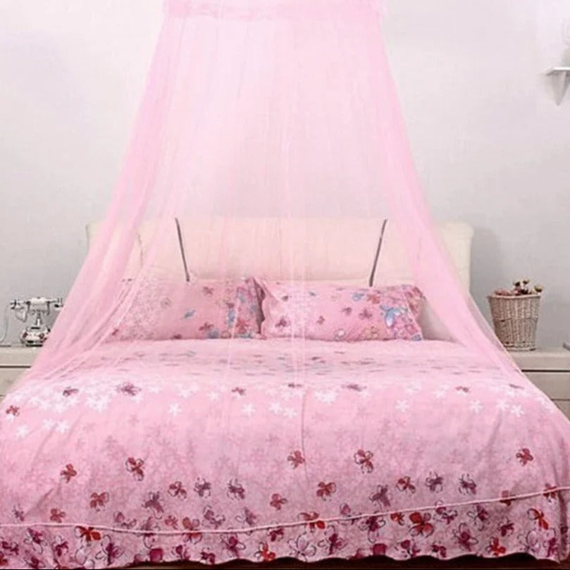 Ciel de lit en maille rose repirant entourant le lit double