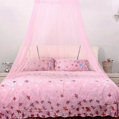 Ciel de lit en maille rose repirant entourant le lit double