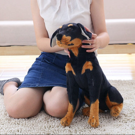 ado avec peluche chien realiste rottweiler