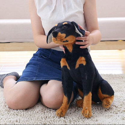 ado avec peluche chien realiste rottweiler
