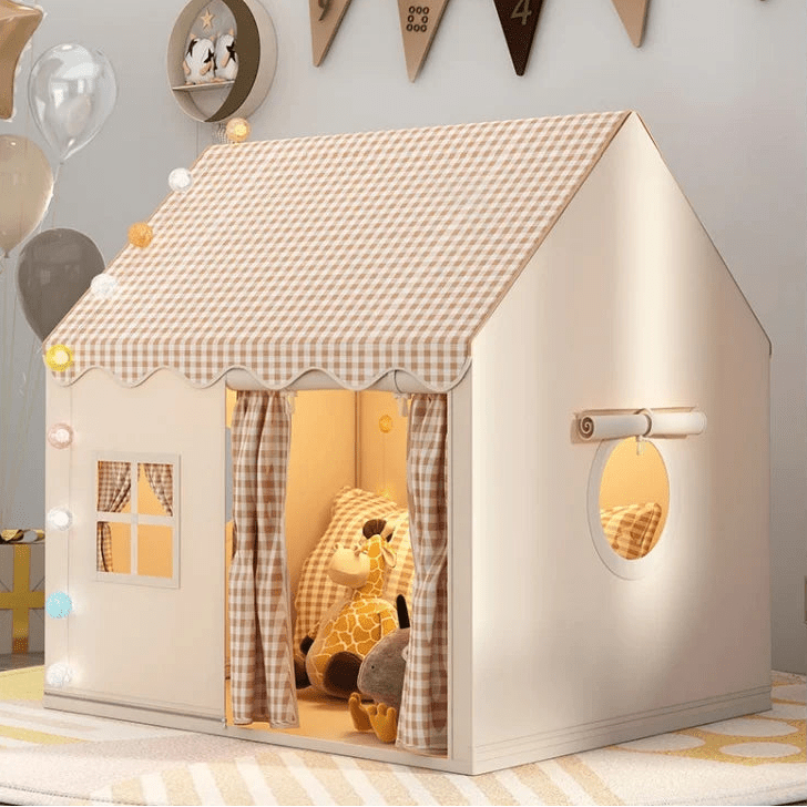 cabane enfant - tente enfant beige avec guirlandes et décorations | CabanePliante™ - Mon Univers Enfant