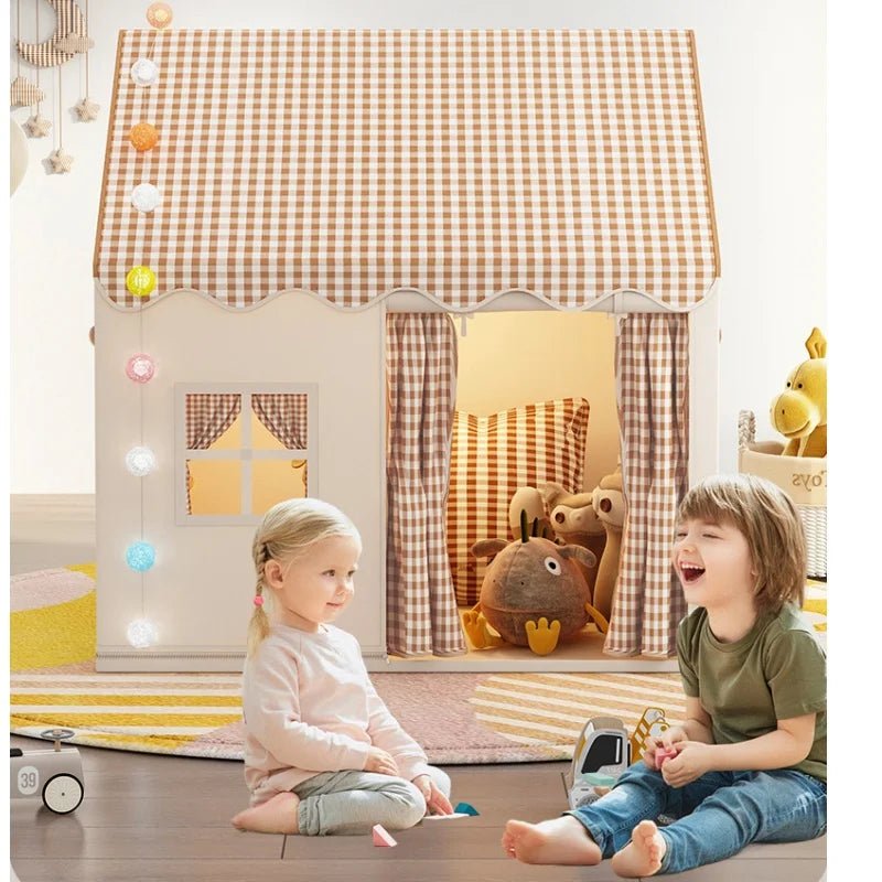 cabane enfant - tente enfant beige avec guirlandes et décorations | CabanePliante™ - Mon Univers Enfant
