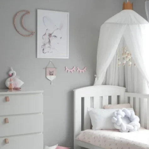 ciel de lit princesse en maille 7 couches blanc AuventBlanc sur lit
