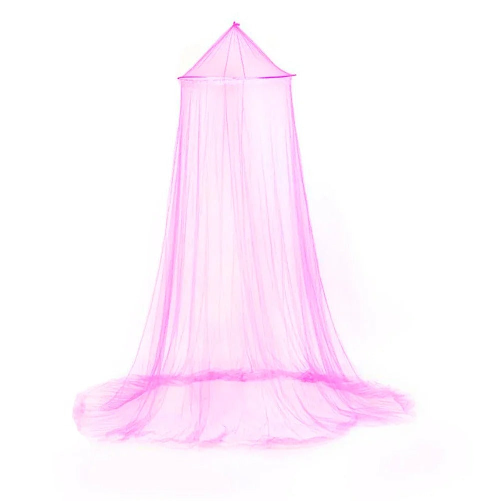 ciel de lit en maille rose clair etendu