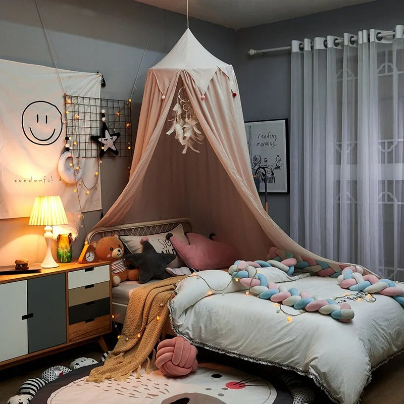 ciel de lit enfant rose sur lit