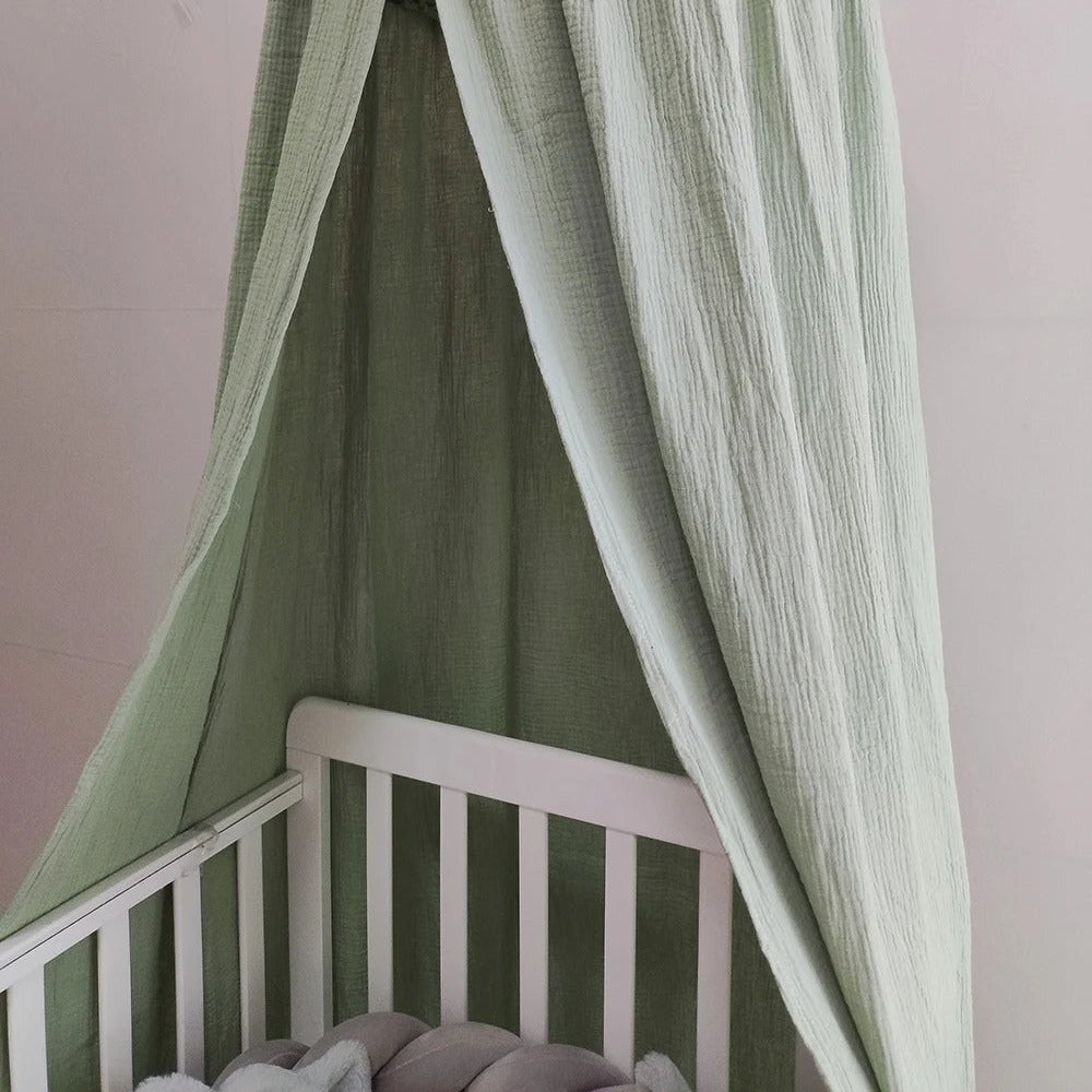 ciel de lit mousseline coton vert sur berceau