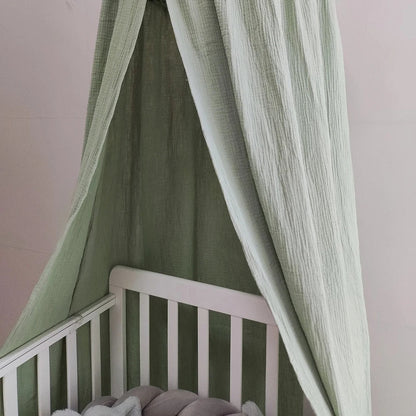 ciel de lit mousseline coton vert sur berceau