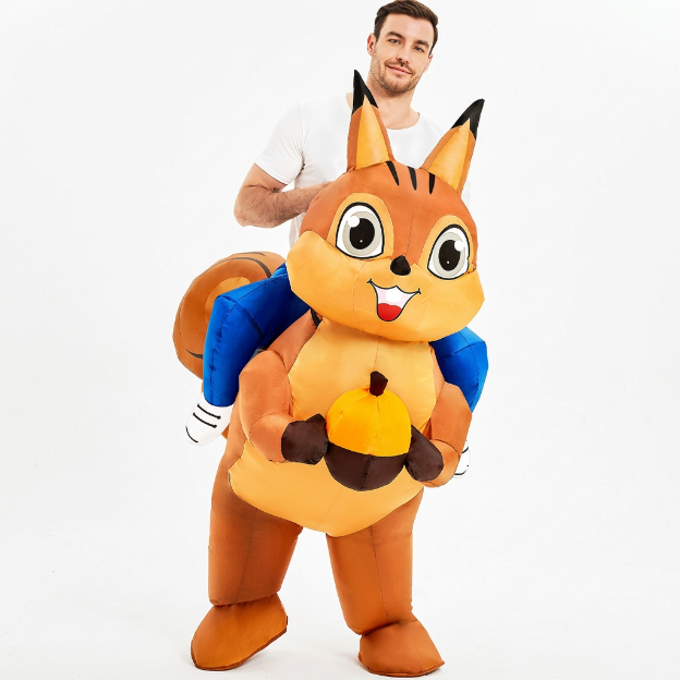costume d’écureuil sur fond blanc