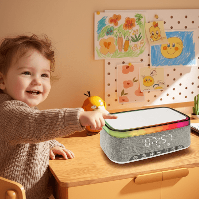 Enfant admirant les lumières du réveil