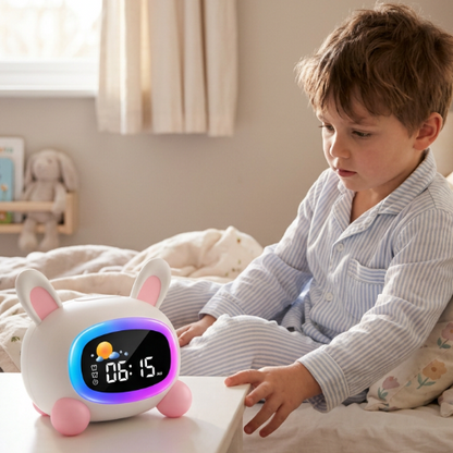 Enfant au réveil avec le réveil lapin sur sa table de chevet