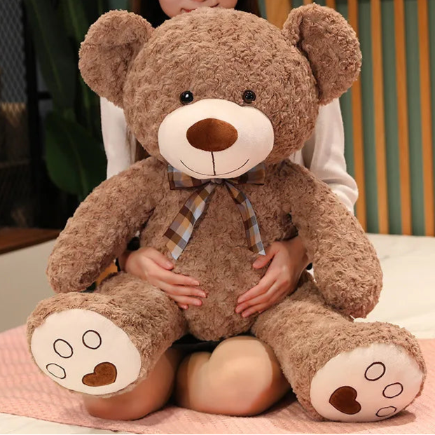 enfant avec ours en peluche géant brun fonce muebearblush