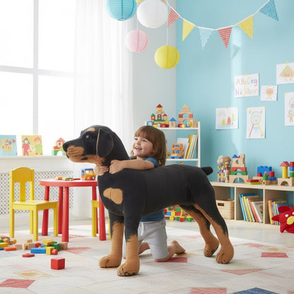 enfant avec peluche chien de 50 cm dans salle de jeu