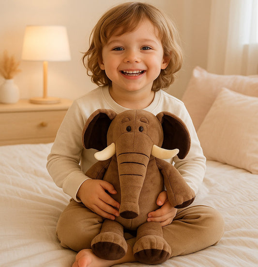 enfant avec peluche elephant cutedoudou