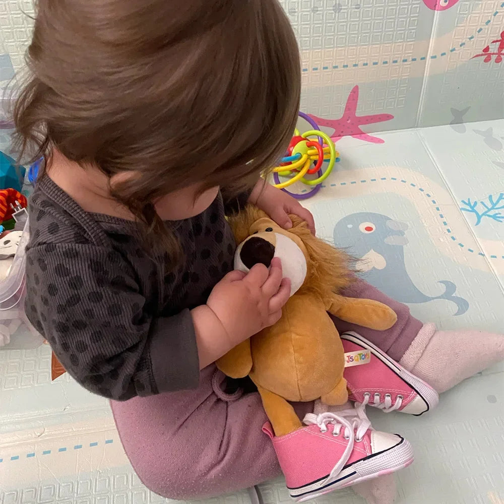 enfant avec peluche lion mueforet