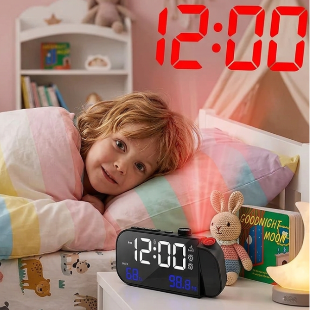 enfant avec radio reveil projecteur double alarme houclock