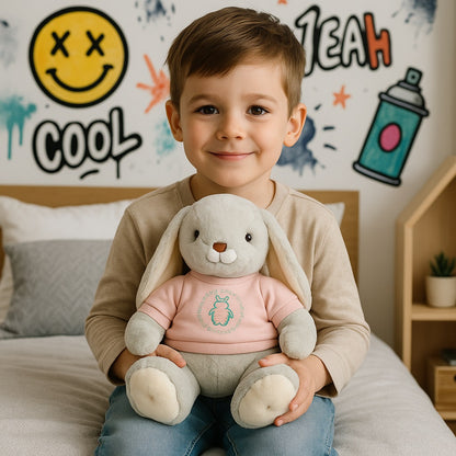 enfant avec son lapin en peluche rose