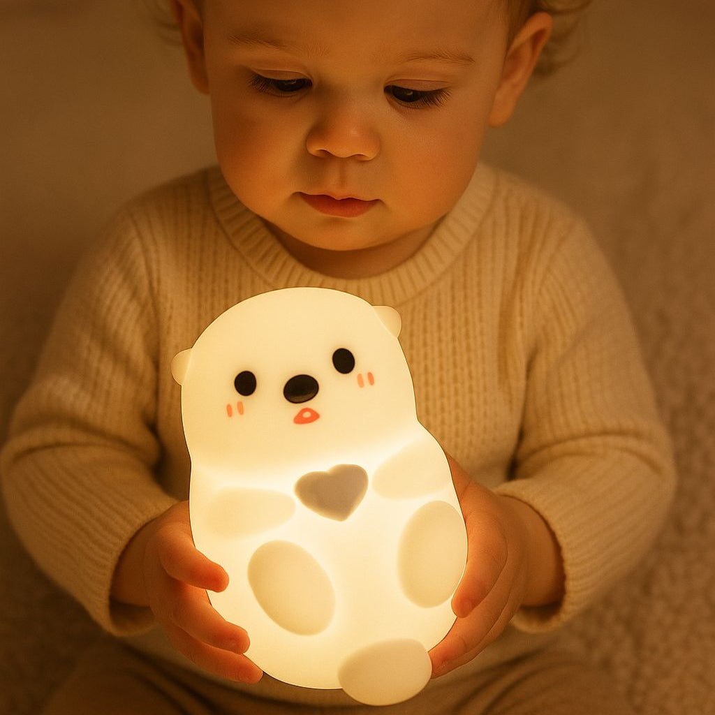 enfant avec veilleuse loutre