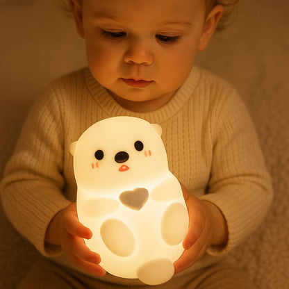 enfant avec veilleuse loutre