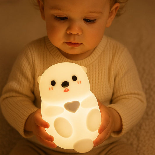 enfant avec veilleuse loutre