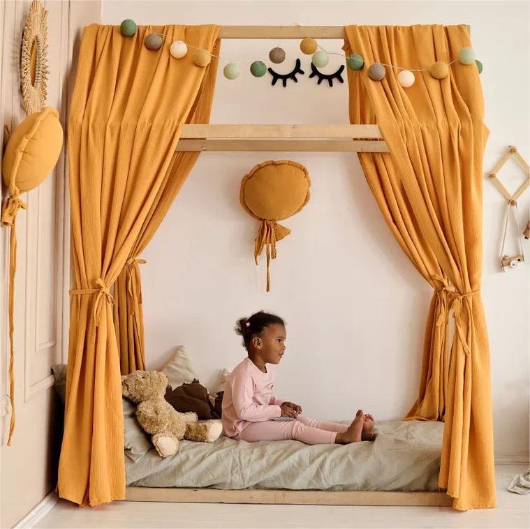 enfant dans ciel de lit cabane MueCanopy marron