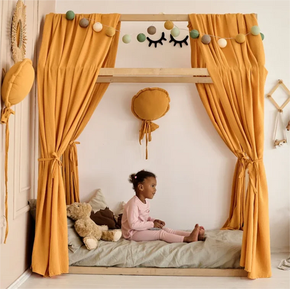 enfant dans ciel de lit cabane MueCanopy marron