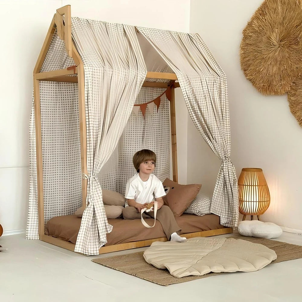 enfant dans ciel de lit cabane MueCare