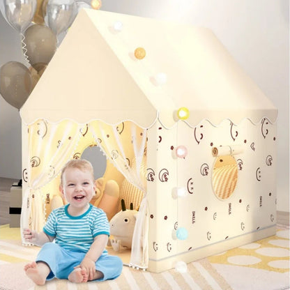 enfant devant tente enfant magiqueaventure cabane enfant