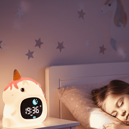 enfant endormi avec le reveil veilleuse sleeptraining licorne