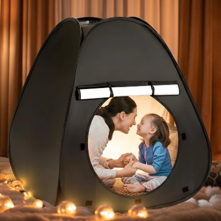 enfant et maman dans tente enfant sensorielle sensoritent