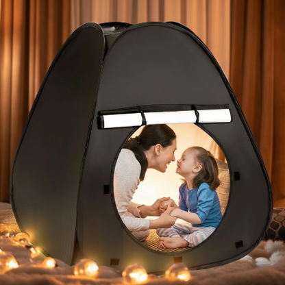 enfant et maman dans tente enfant sensorielle sensoritent