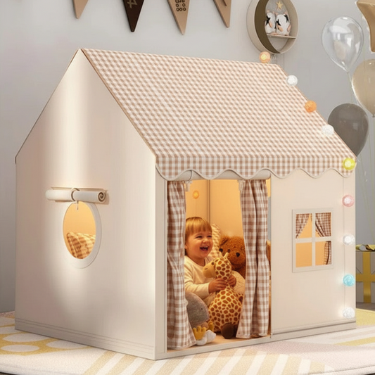 Enfant jouant dans la tente enfant CabanePliante beige