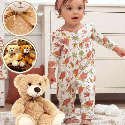 enfant jouant avec son ours en peluche handmade