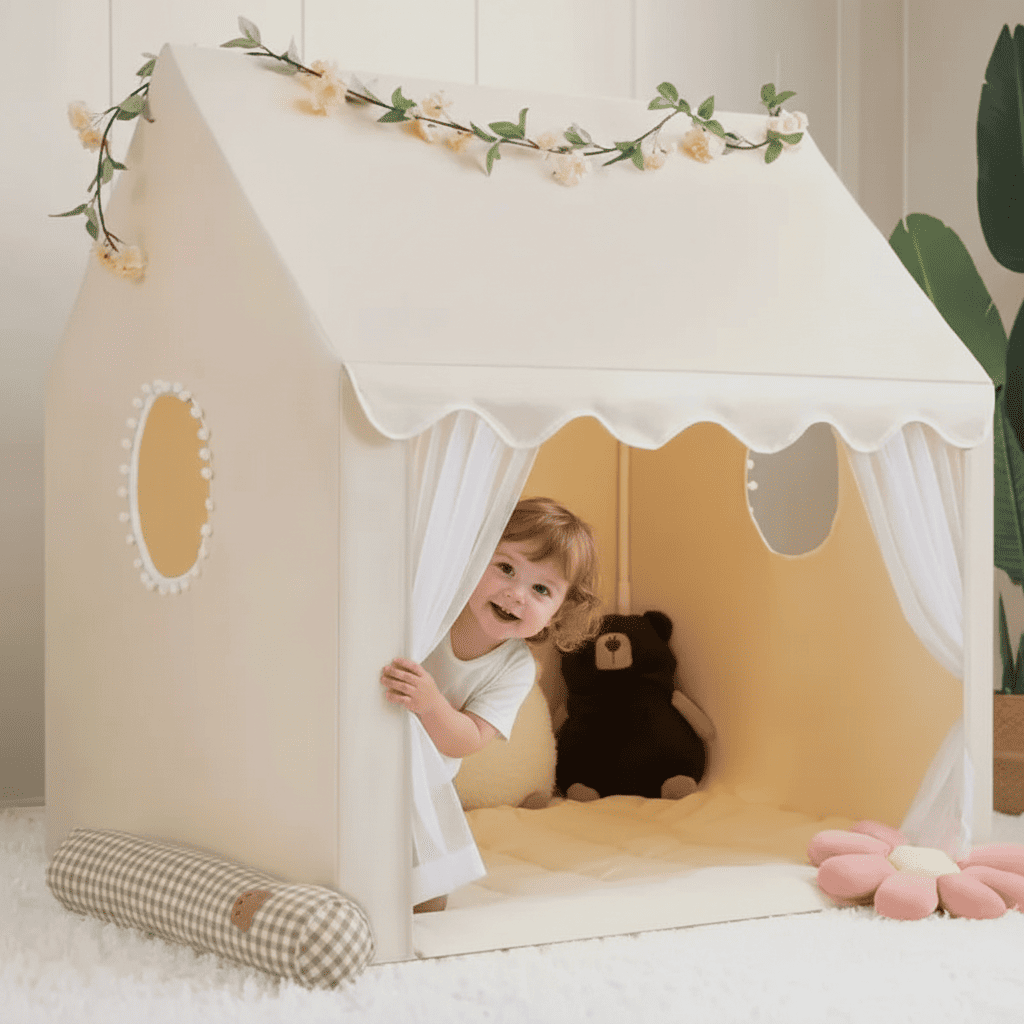 enfant jouant dans cabane enfant interieur widetent beige