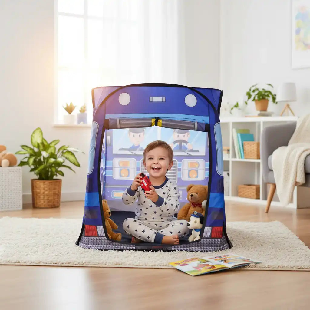 Enfant jouant dans la tente