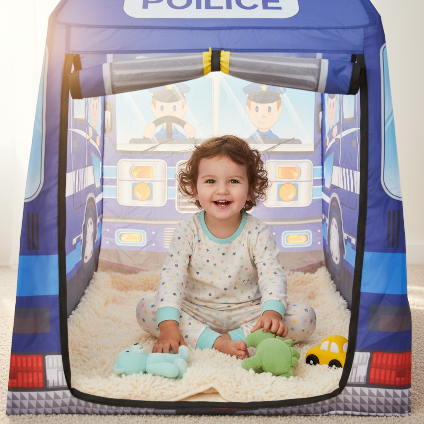 enfant jouant dans tente enfant autocar police autotent avec tapis moelleux