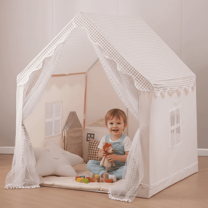 enfant jouant dans tente enfant cabane intérieur magispace