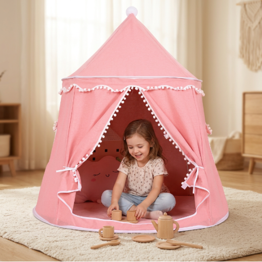 Enfant jouant à la dînette à l’entrée de la tente tipi rose curtent