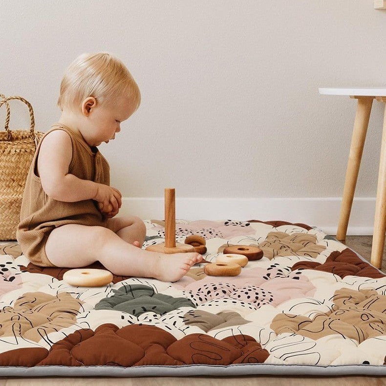 enfant sur tapis de jeu bebe matelasse crawlingmat