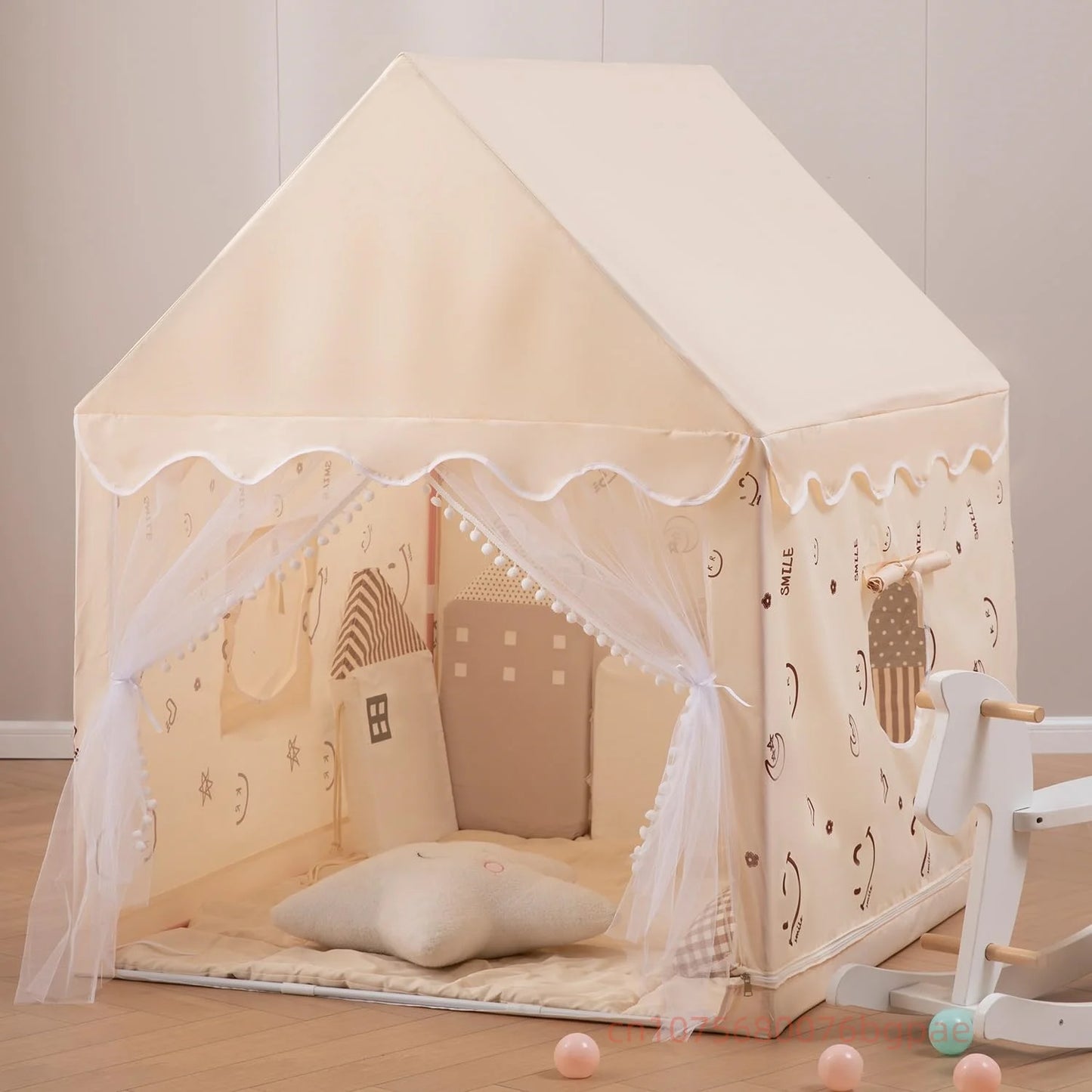 enfant joue devant tente enfant magiqueaventure beige