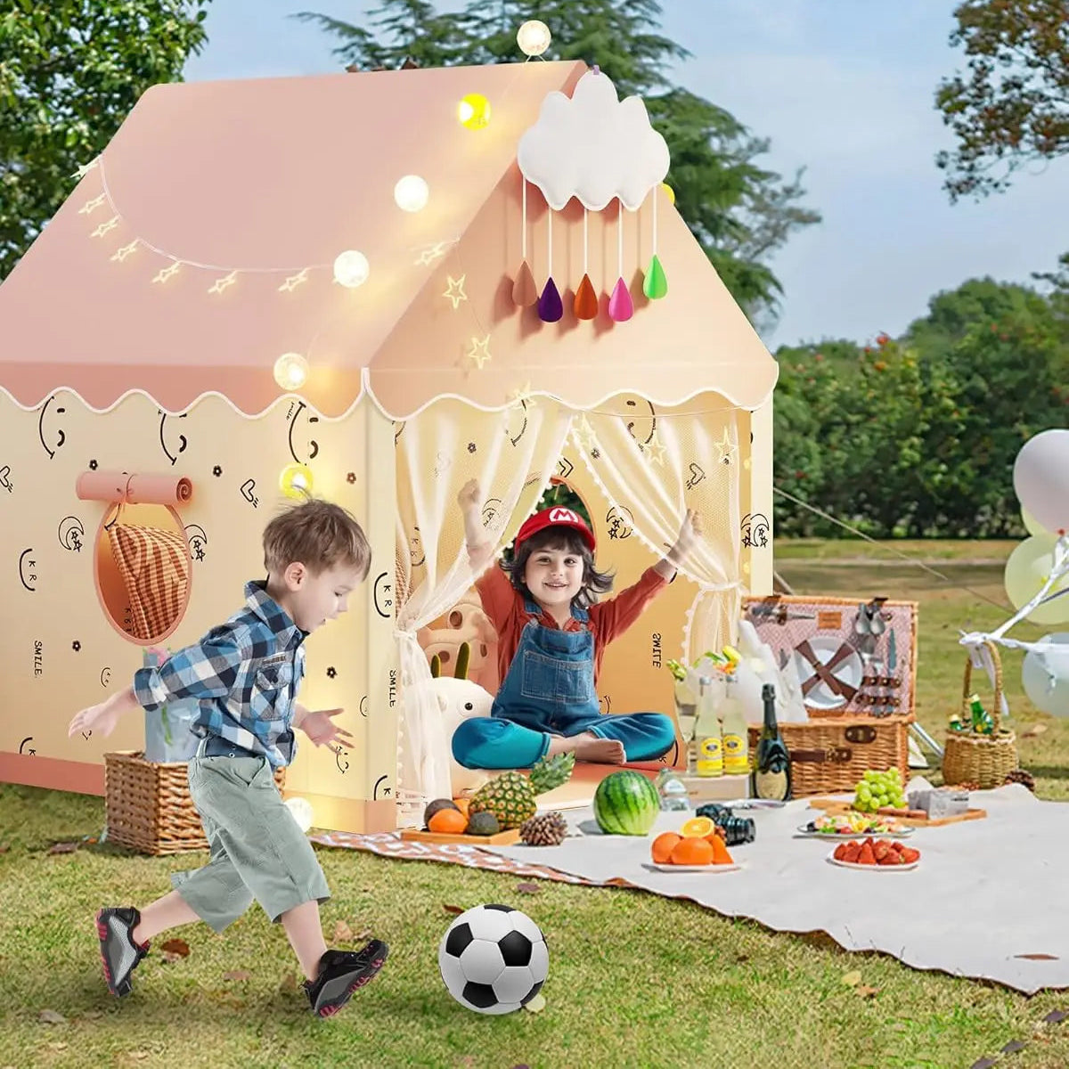 enfant joue devant tente enfant magiqueaventure rose