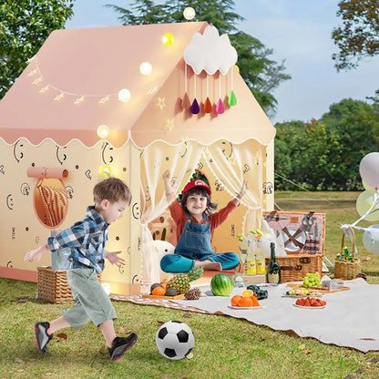 enfant joue devant tente enfant magiqueaventure rose