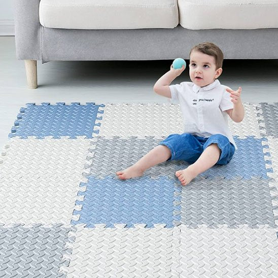enfant joue sur son tapis puzzle multicolor sensorimat